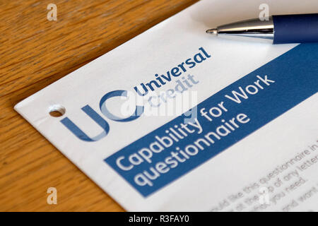 Una foto mostra un universale capacità di credito per il lavoro questionario forma essendo riempita da una persona dal lavoro per un lungo periodo di malattia. Regno Unito. 18 nov. Foto Stock