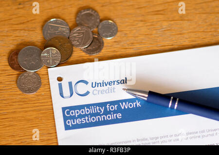 Una foto mostra un universale capacità di credito per il lavoro questionario forma essendo riempita da una persona dal lavoro per un lungo periodo di malattia. Regno Unito. 18 nov. Foto Stock