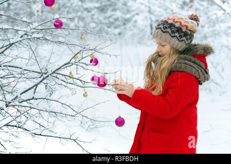 Bambina su una passeggiata invernale in un giorno di neve Foto Stock