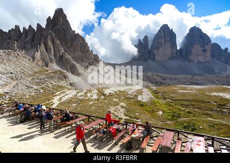 Dolomiti, Italia Ottobre 21, 2016:visualizzazione dei luoghi di relax sulla terrazza Rifugio Locatelli a Tre Cime di Lavaredo al Dolomiti. Fare Foto Stock