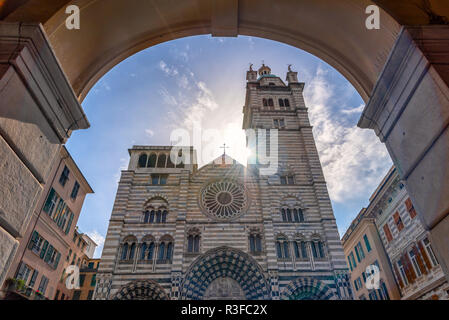 Vista dei raggi del sole sulla Cattedrale di San Lorenzo - Genova - Italia Foto Stock