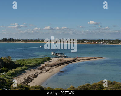 Alta Vista da Penguin Island, Australia occidentale, verso la terraferma con traghetti turistici sul blu oceano Indiano mare. Foto Stock