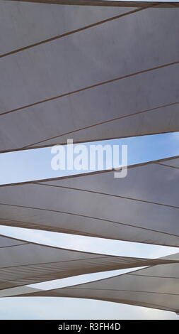 Tessuti per coprire il sole e a fare le ombre, con forme triangolari Foto Stock