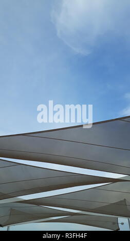 Tessuti per coprire il sole e a fare le ombre, con forme triangolari Foto Stock