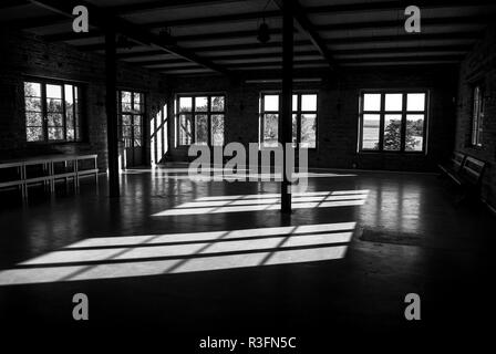Windows che gettano ombre sul pavimento in un luogo vuoto Foto Stock