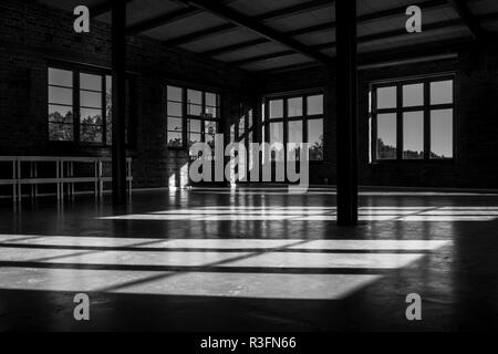 Windows che gettano ombre sul pavimento in un luogo vuoto Foto Stock