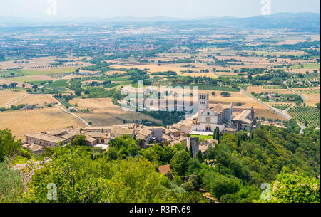 Vista panoramica dalla Rocca Maggiore, con il san Francesco Basilica. Ad Assisi, Umbria, Italia. Foto Stock