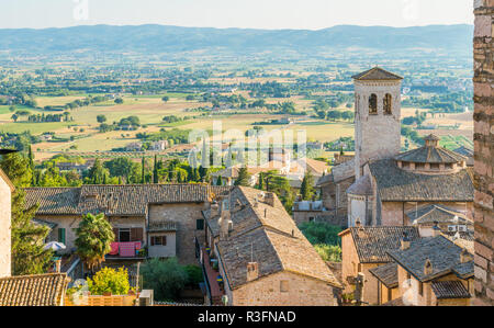 Panoramic sospiro di Assisi con Abbazia di San Pietro la torre campanaria. Umbria, Italia. Foto Stock