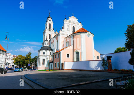 Chiesa di Santa Caterina, twin-turrito chiesa del XVIII secolo, ricco di barocco e rococò dettaglio, una volta faceva parte di un monastero benedettino. Vilnius, Vil Foto Stock