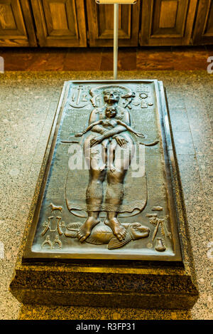 Bronze bassorilievo della Vergine Maria e Gesù Bambino. Centro di Studi lituana. Università di Vilnius.Vilnius, Contea di Vilnius, Lituania, Paesi Baltici, E Foto Stock