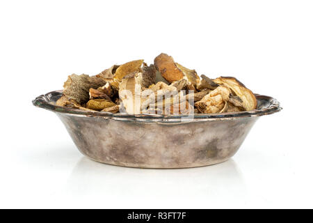 Sacco di fette di secco fungo marrone Boletus edulis varietà in ferro vecchio recipiente isolato su sfondo bianco Foto Stock