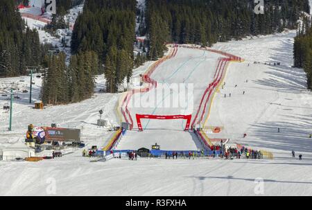 Piste da sci alpino, piste da sci curate presso la famosa area sciistica di Lake Louise. Parco nazionale di Banff, Alberta Canada, Montagne Rocciose in inverno Foto Stock