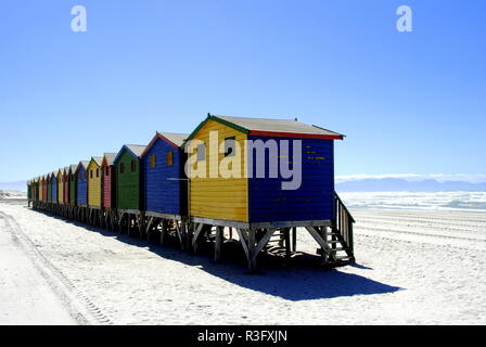Muizenberger case sulla spiaggia nei pressi di Città del Capo Foto Stock