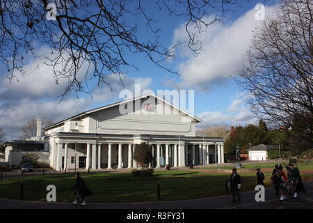 Il De Montfort Hall vicino al Victoria Park di Leicester, Inghilterra Foto Stock