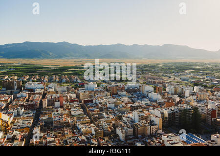 Vista aerea della città spagnola di Cullera con campi di riso in background Foto Stock