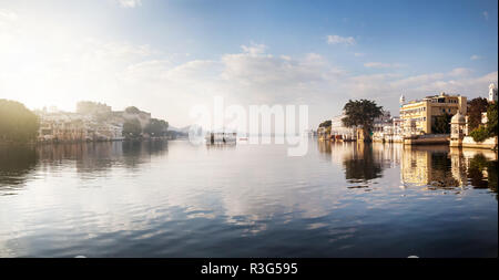 Lago Pichola Panorama con white Palace in centro a cielo nuvoloso in Udaipur, Rajasthan, India Foto Stock