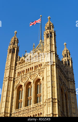 Victoria Tower, torre quadrata a sud-ovest del Palazzo di Westminster a Londra. Le case del Parlamento. È stato re della torre. Cielo blu Foto Stock