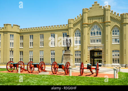 Statua di Jackson e Cadet batteria, parata a terra, Virginia Military Institute, Lexington, Virginia Foto Stock