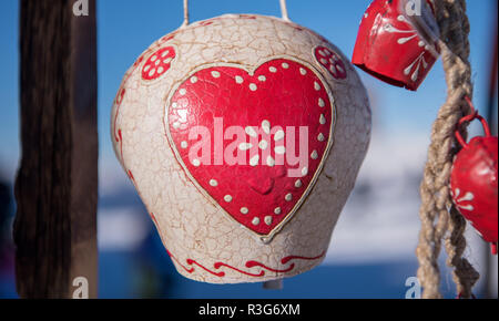 Vacca tradizionali campane come decorazione della casa o del regalo in tirolo Austria in inverno Foto Stock