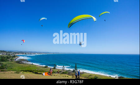 Parapendio da Pat Morton Lookout a Lennox Head, a nord di Ballina, Norther regione dei fiumi, Nuovo Galles del Sud, Australia Foto Stock