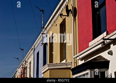 Dettagli architettonici del dipinto luminosamente vittoriano case a schiera, Rhosneigr, Anglesey, Galles del Nord, Regno Unito Foto Stock