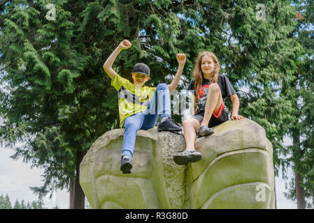 Giovani che giocano sulla scultura, Blue Mountain Park, Coquitlam, British Columbia, Canada Foto Stock