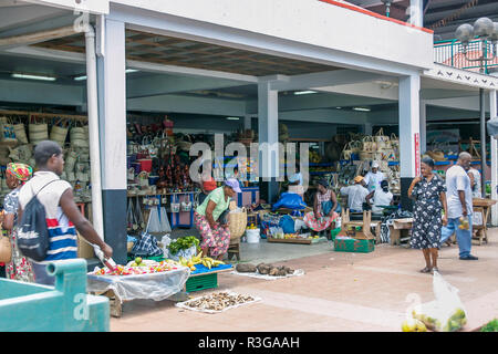 CASTRIES, St Lucia - 09 giugno 2007: gli acquirenti la navigazione esotica frutta e verdura in offerta al tropical i mercati di strada in Castries, St Lucia. Th Foto Stock