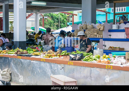 CASTRIES, St Lucia - 09 giugno 2007: gli acquirenti la navigazione esotica frutta e verdura in offerta al tropical i mercati di strada in Castries, St Lucia. Th Foto Stock