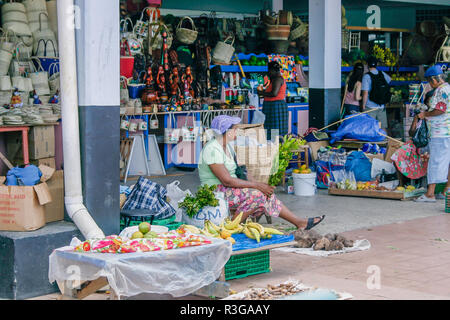 CASTRIES, St Lucia - 09 giugno 2007: gli acquirenti la navigazione esotica frutta e verdura in offerta al tropical i mercati di strada in Castries, St Lucia. Th Foto Stock