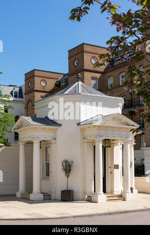 Ingresso lodge, la corona station wagon, Bessborough Street, Pimlico, City of Westminster, Greater London, England, Regno Unito Foto Stock