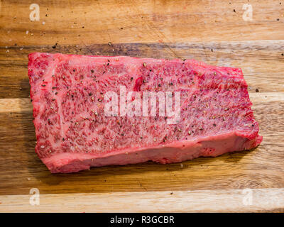 Materie Wagyu carni bovine di sedersi su un bordo, foto ha preso a casa cucina Foto Stock