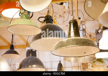 Un gruppo di metallo vintage lightshades appendere insieme Foto Stock