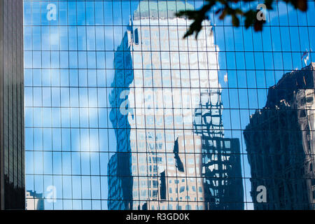 Grattacieli si riflette su un edificio con windows. Manhattan, New York, Stati Uniti. Foto Stock