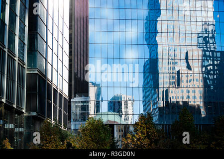 Grattacieli si riflette su un edificio con windows. Manhattan, New York, Stati Uniti. Foto Stock