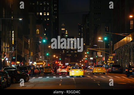 NEW YORK CITY - Stati Uniti d'America - 29 ottobre 2017. Il traffico locale tra le strade di Manhattan di notte. Foto Stock