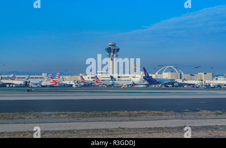 Los Angeles, NOV 17: Aeroplani stoping presso la trafficata Los Angeles International Airport e il Nov 17, 2018 a Los Angeles, California, Stati Uniti Foto Stock