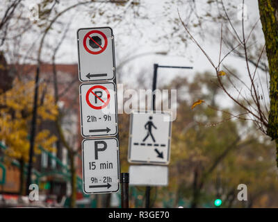 Tipico del Nord American packing e parcheggio non segni con le istruzioni dettagliate sul parcheggio regolamentari adottate a Montreal, Quebec, Canada con un sig Foto Stock