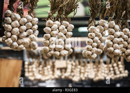 Trecce di aglio per vendere per la vendita su un mercato canadese di Montreal, in Quebec, una provincia famosa per la sua agricoltura e la sua produzione di aglio. Foto Foto Stock