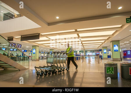 07831605033 www.markbourdillon.com Royal Wedding / City Airport business come di consueto Foto Stock