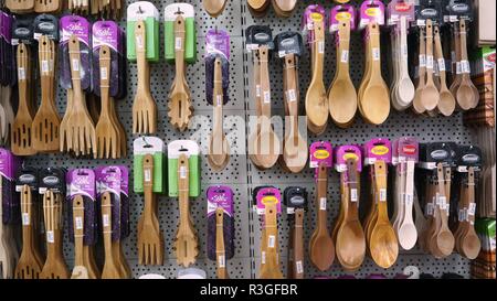 Cucchiai di legno e accessori da cucina in un negozio in Turchia Foto Stock