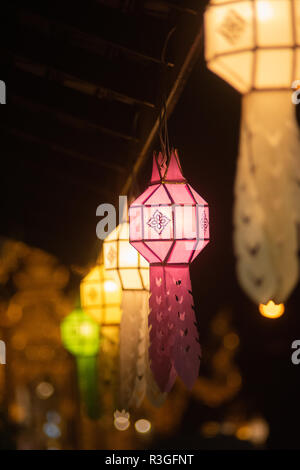 Lampioncini colorati luce di notte Foto Stock