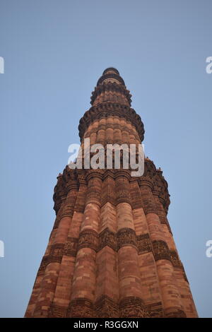 Qutub Minar - edificio precolonial a Delhi, India costruito nel 1193 Foto Stock