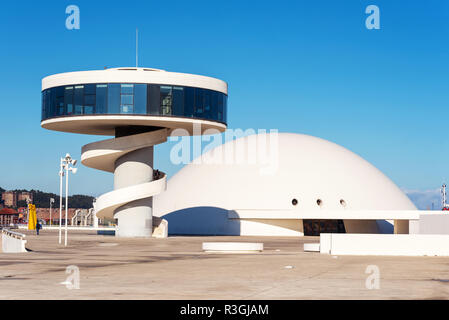 Aviles, Spagna - 19 Novembre 2018: Niemeyer Center building in Aviles. È un centro culturale progettato dall architetto brasiliano Oscar Niemeyer. Foto Stock