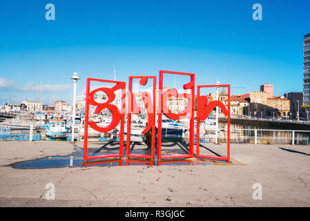 Gijon, Spagna - 19 Novembre 2018: il famoso simbolo rosso monumento in marina di Gijon, Asturias, Spagna. Foto Stock