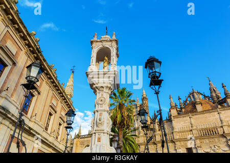 Immagine di una vista sulla Cattedrale di Siviglia da Plaza del Triunfo a Siviglia, Spagna Foto Stock