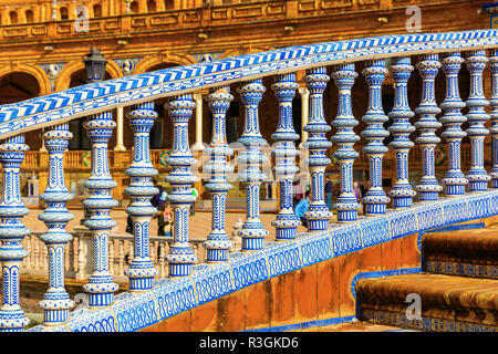 Primo piano immagine di una ringhiera di ceramica di un ponte presso il Plaza de Espana in Siviglia, Spagna Foto Stock