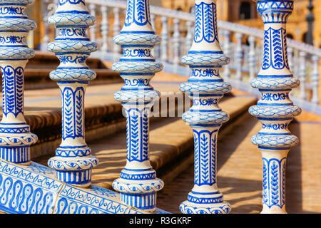 Primo piano immagine di una ringhiera di ceramica di un ponte presso il Plaza de Espana in Siviglia, Spagna Foto Stock