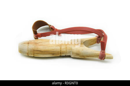 Catapulta di legno (slingshot) su sfondo bianco Foto Stock