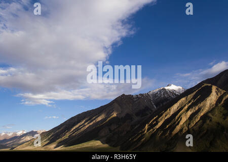 Valle Suru, India. Pomeriggio di luce sulle colline che circondano Rangdum Foto Stock