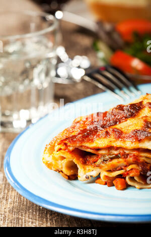 Lasagna di fresco su una piastra di colore blu Foto Stock